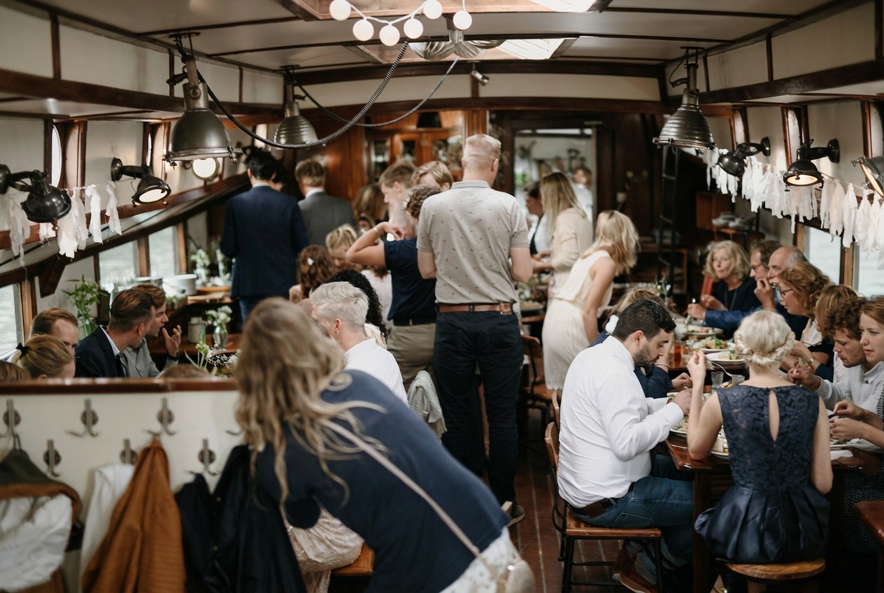 Bruid met een wit ranonkelboeket op een grachtenboot
